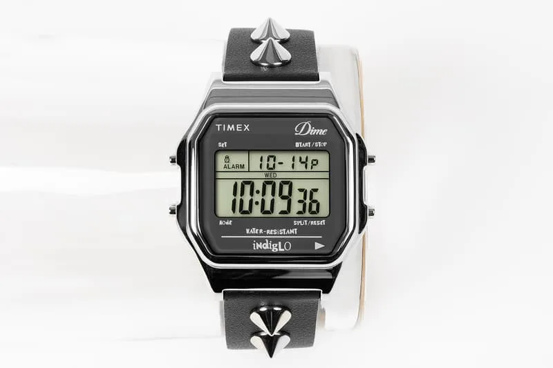 Montre numérique Timex avec bracelet en cuir et pointes métalliques.