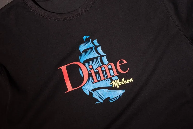 T-shirt noir avec logo de navire bleu et texte 'Dime Molson' en rouge et jaune
