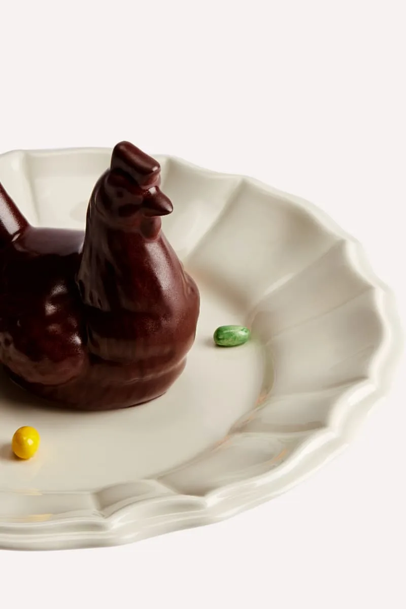 Informations sur la sortie de l'œuf en chocolat Dior à 30 montaigne par yannick alleno, assiette de Pâques Trompe L'œil