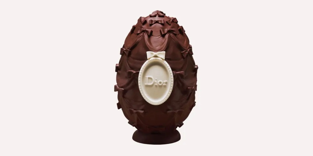 Oeuf en chocolat orné d'un cadre et d'un noeud avec le mot Dior.