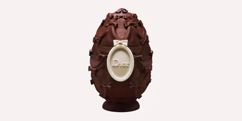 Oeuf en chocolat orné d'un cadre et d'un noeud avec le mot Dior.