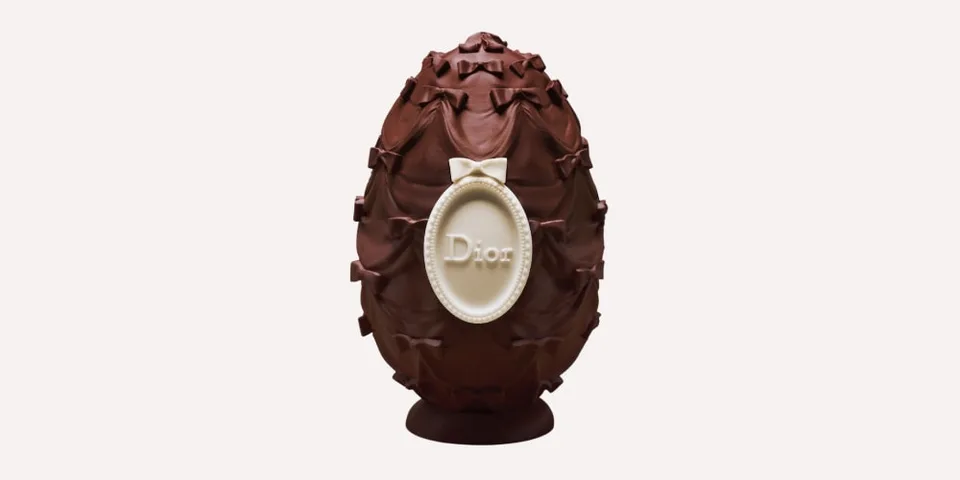 Oeuf en chocolat orné d'un cadre et d'un noeud avec le mot Dior.