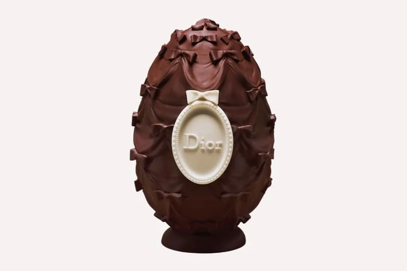 Oeuf en chocolat avec motifs et étiquette Dior en relief