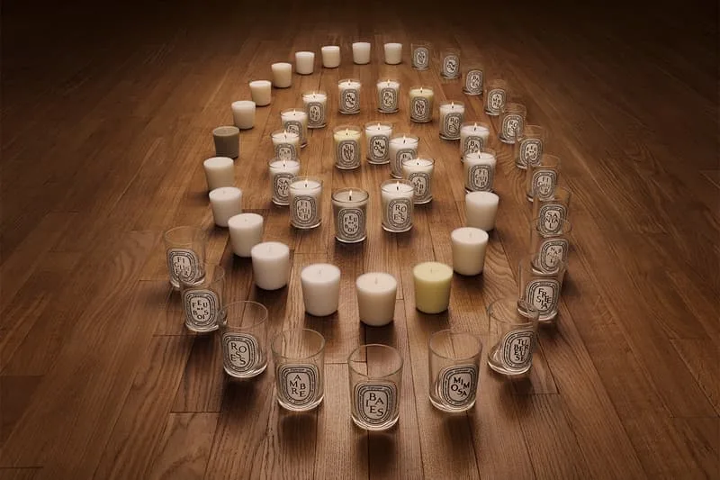 Bougies disposées en spirale sur un sol en bois.
