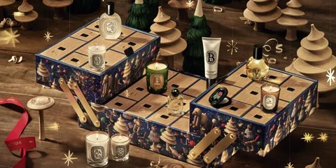 Calendrier de l'Avent avec bougies et parfums, décoration festive.
