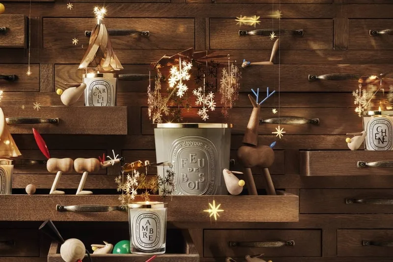 Bougies et décorations en bois dans tiroirs marron avec effets lumineux.