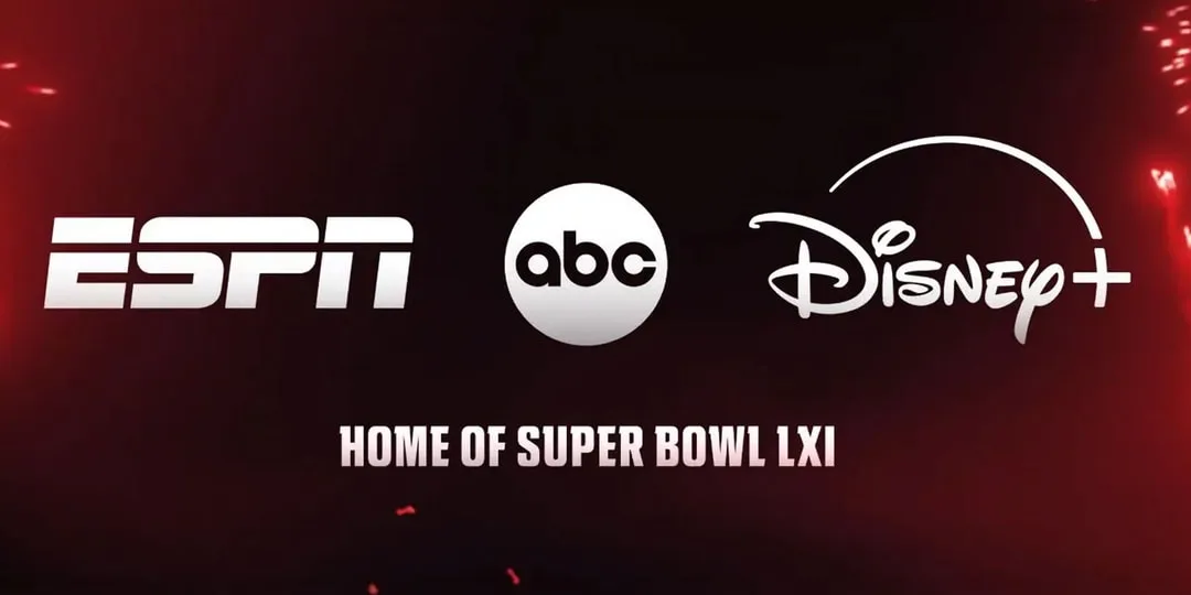 Logos ESPN, ABC, Disney+ sur fond sombre, texte: 'Home of Super Bowl LXI'.