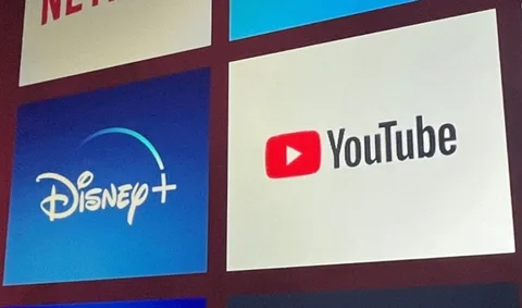 Logos de Disney+ et YouTube sur un écran.