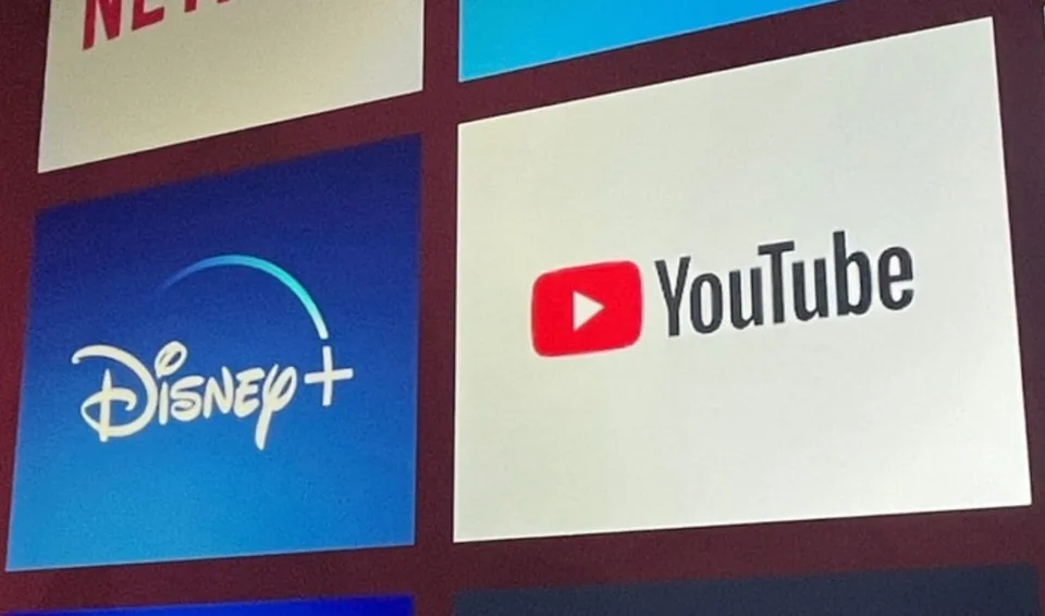 Logos de Disney+ et YouTube sur un écran.