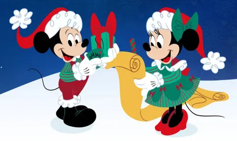 Mickey et Minnie décorent un parchemin de Noël dans la neige.