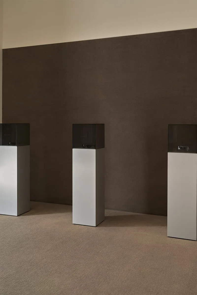 Trois colonnes avec des boîtiers noirs sur fond marron.