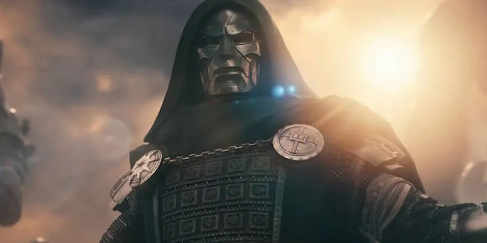 Personnage en armure métallique dans une scène dramatique au coucher du soleil.