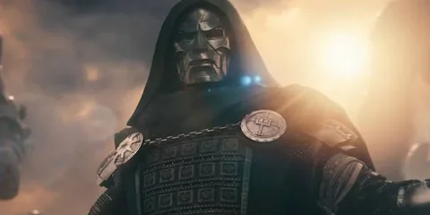 Personnage en armure métallique dans une scène dramatique au coucher du soleil.