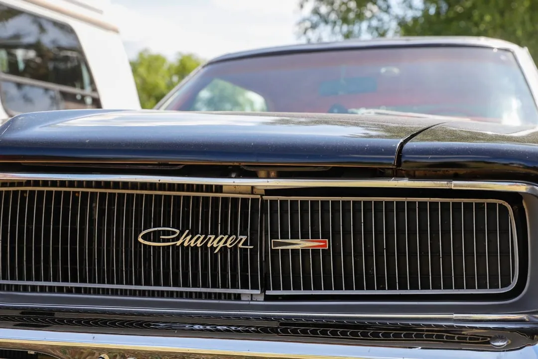Gros plan d'une voiture avec le logo 'Charger' sur la calandre