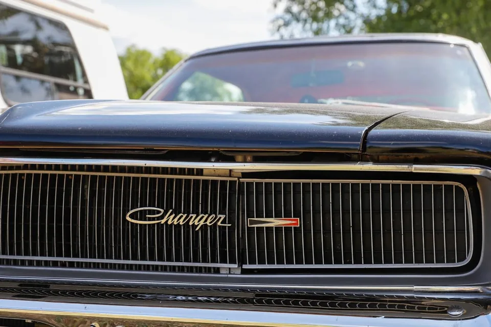 Gros plan d'une voiture avec le logo 'Charger' sur la calandre