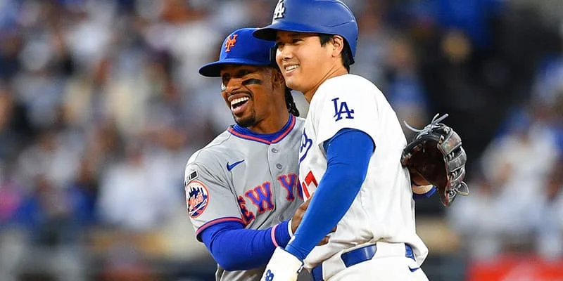 Deux joueurs de baseball souriants sur le terrain.