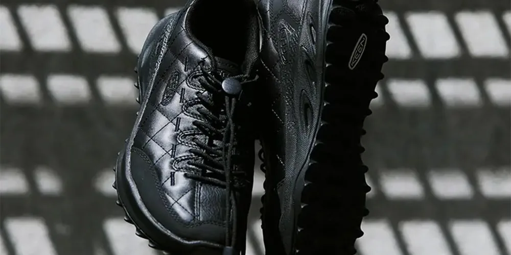 Chaussures noires avec semelles texturées.