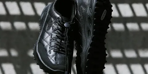 Chaussures noires avec semelles texturées.