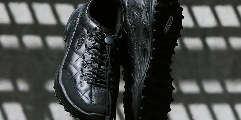 Chaussures noires avec semelles texturées.