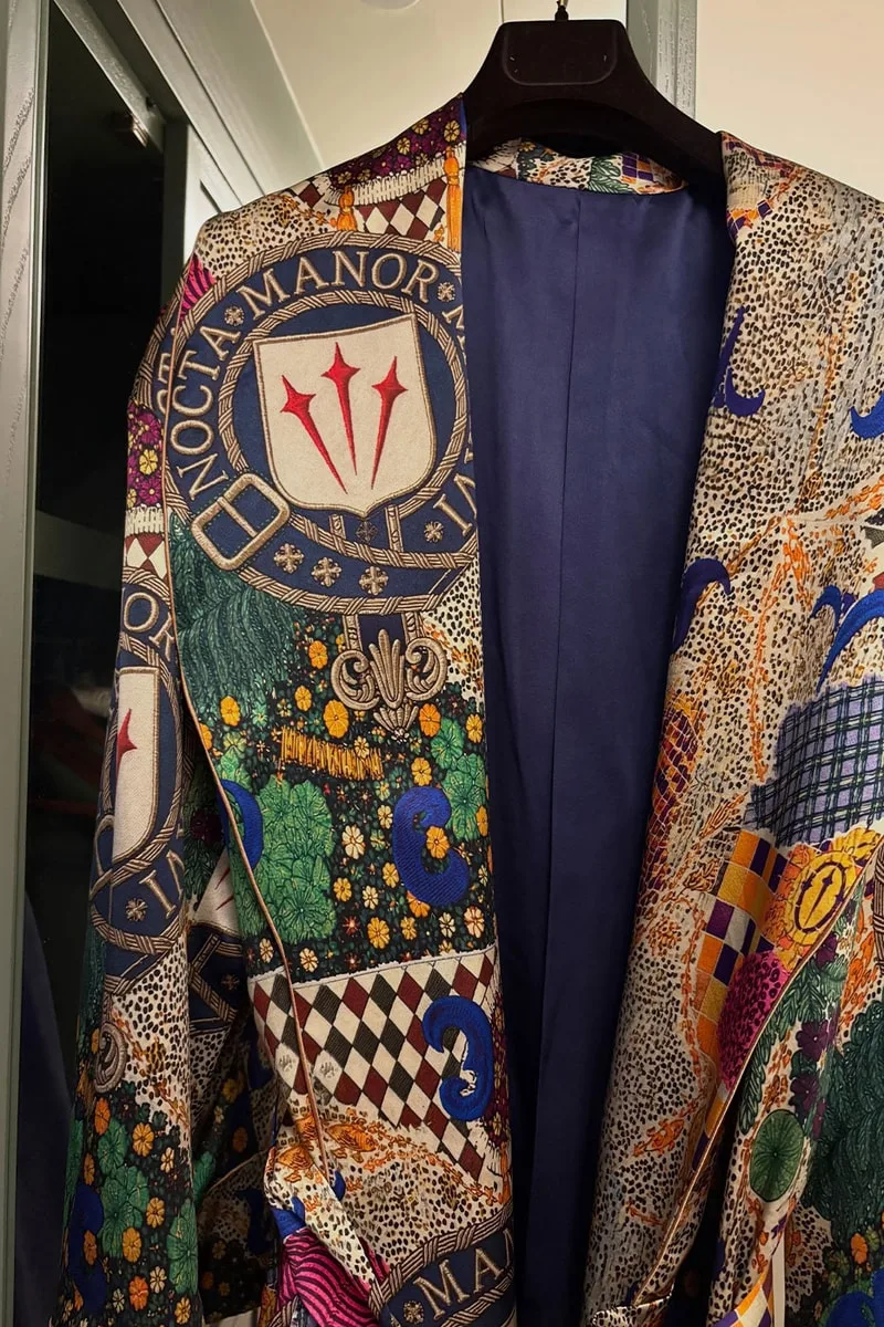 Veste à motifs colorés avec texte 'NOCTA' et 'MANOR'.