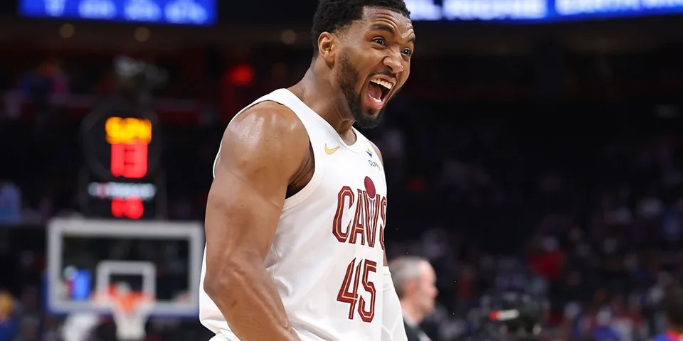 Joueur de basket en action sur le terrain, criant avec énergie.