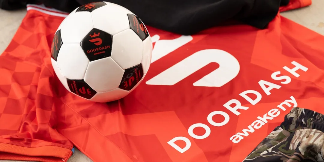 Ballon de football sur un maillot rouge DoorDash avec motif camouflage.
