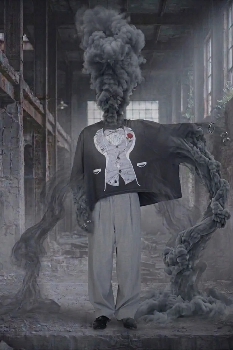 Homme en costume déformé avec une tête de fumée noire dans un bâtiment abandonné.