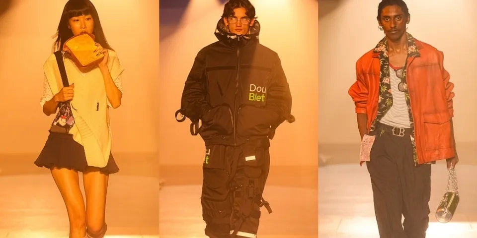 Défilé de mode avec trois mannequins et vêtements variés.
