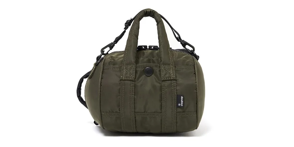 Petit sac à bandoulière vert kaki avec poignée et bandoulière ajustable.