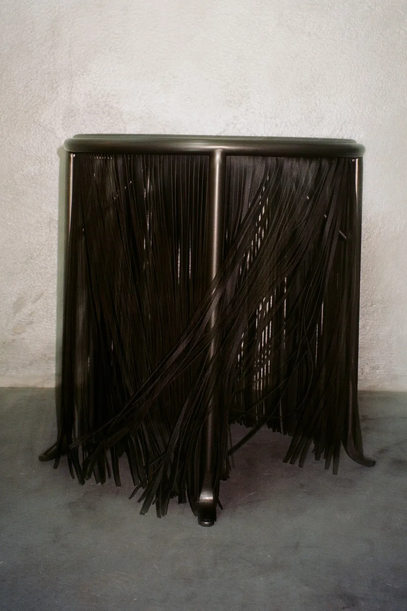 dozie-kanu-lart-de-transcender-le-mobilier/carousel-5.jpg