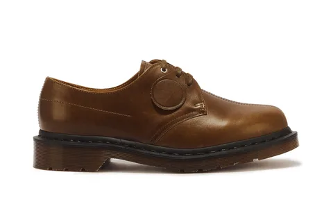 Chaussure en cuir marron avec semelle épaisse noire, style derby.