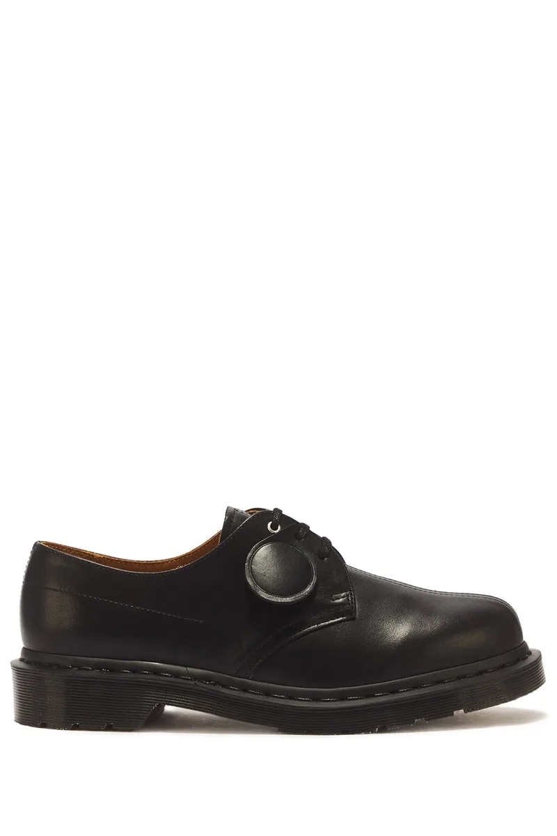 Chaussure noire à lacets avec semelle épaisse.
