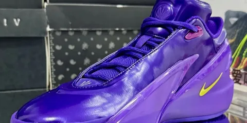Chaussure de sport violette avec une marque jaune.
