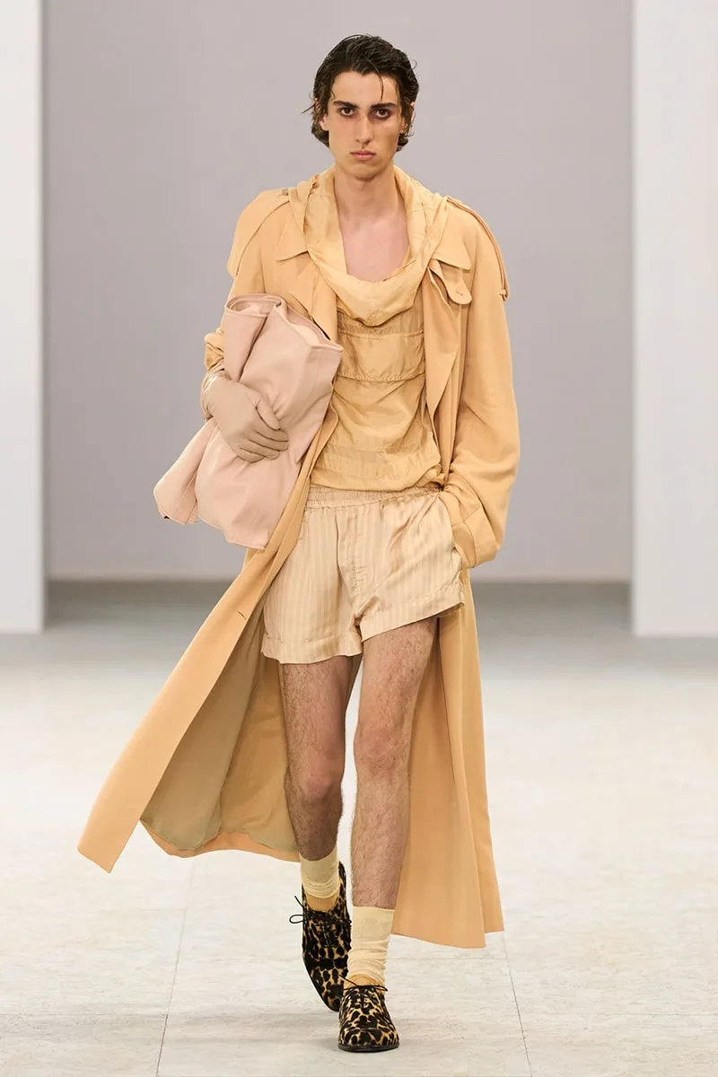 dries-van-noten-une-fluidite-onirique-pour-le-ss27/carousel-1.jpg