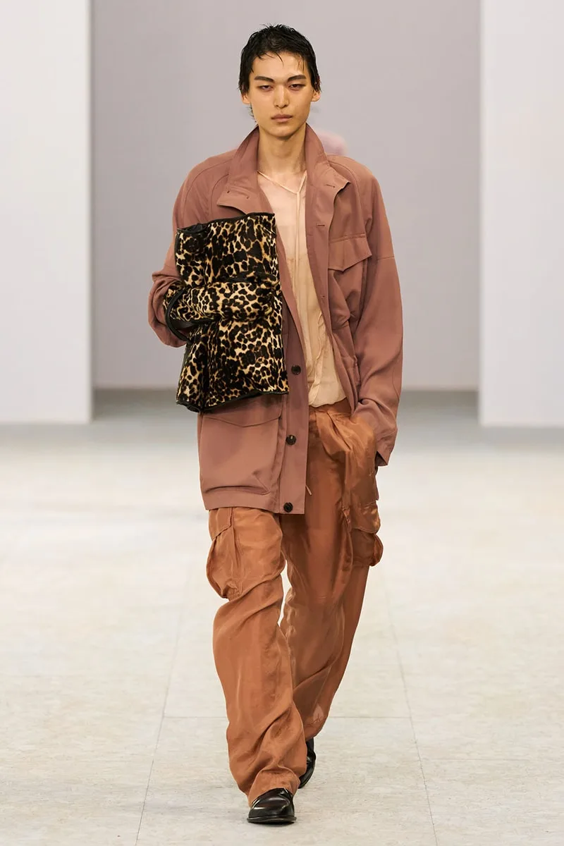 dries-van-noten-une-fluidite-onirique-pour-le-ss27/carousel-4.jpg