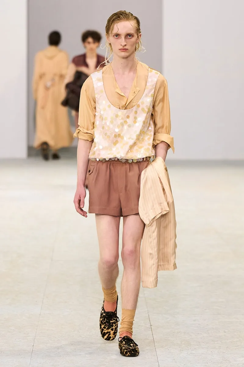 dries-van-noten-une-fluidite-onirique-pour-le-ss27/carousel-8.jpg