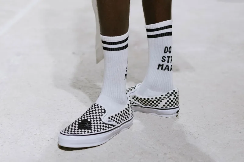 Chaussettes blanches et chaussures à damier.