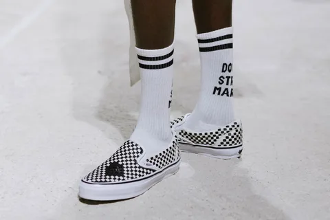 Chaussettes blanches et chaussures à damier.