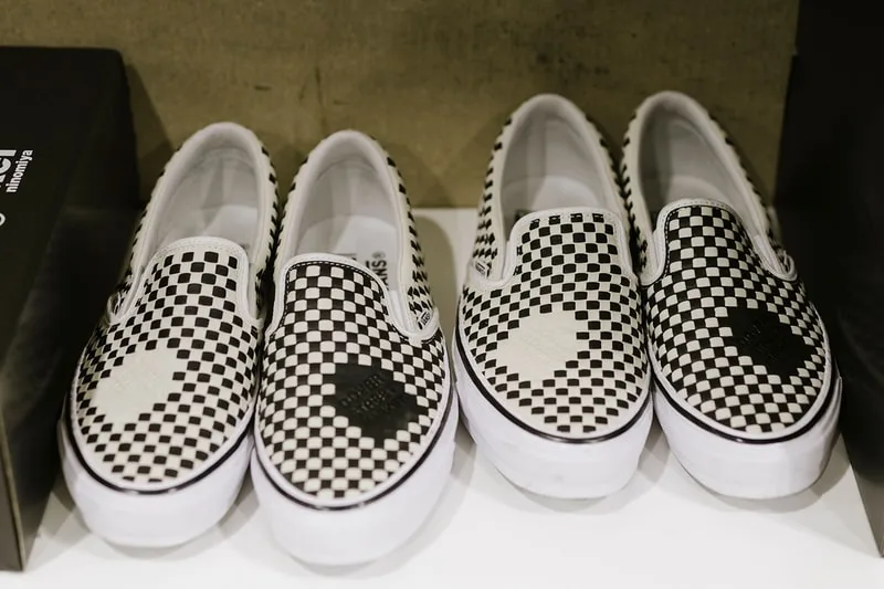 Chaussures à damier noir et blanc, style slip-on.