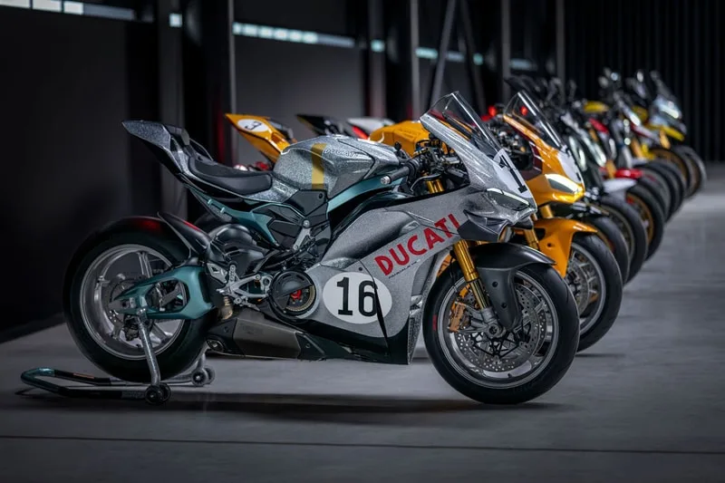 Moto Ducati et autres en ligne dans un hangar moderne