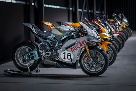 Moto Ducati et autres en ligne dans un hangar moderne