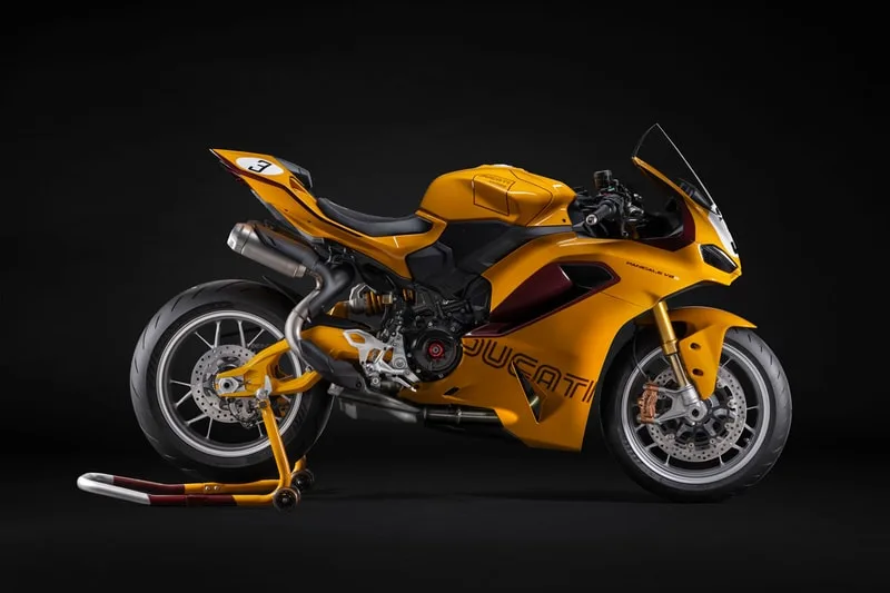 Moto jaune de sport moderne, vue latérale.