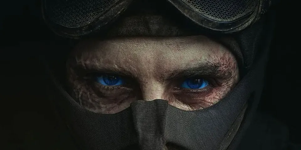 Gros plan sur les yeux d’un homme portant un masque et des lunettes de protection.