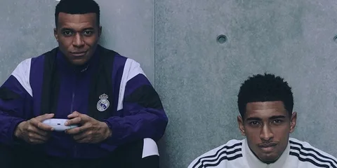Deux hommes posant devant un mur avec des vêtements de sport.