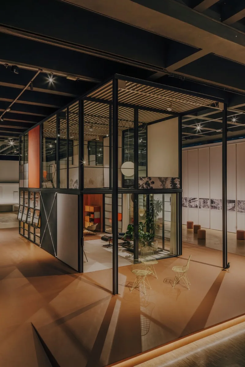 Intérieur moderne avec meubles et plantes, espace ouvert et lumineux.