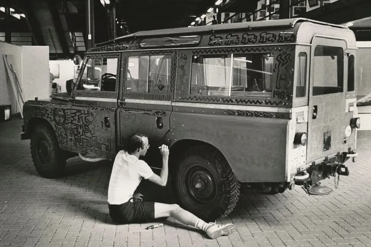Les voitures d'art rares de Keith Haring débarquent dans le West Village de NYC