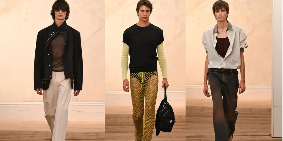 Modèles défilant avec des tenues décontractées modernes sur un podium.