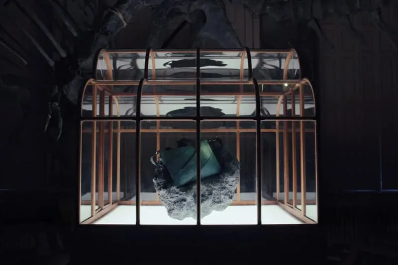 enfin-leve-fusionne-fossiles-et-technologie-dans-un-sac-t-rex-en-cuir/carousel-4.jpg