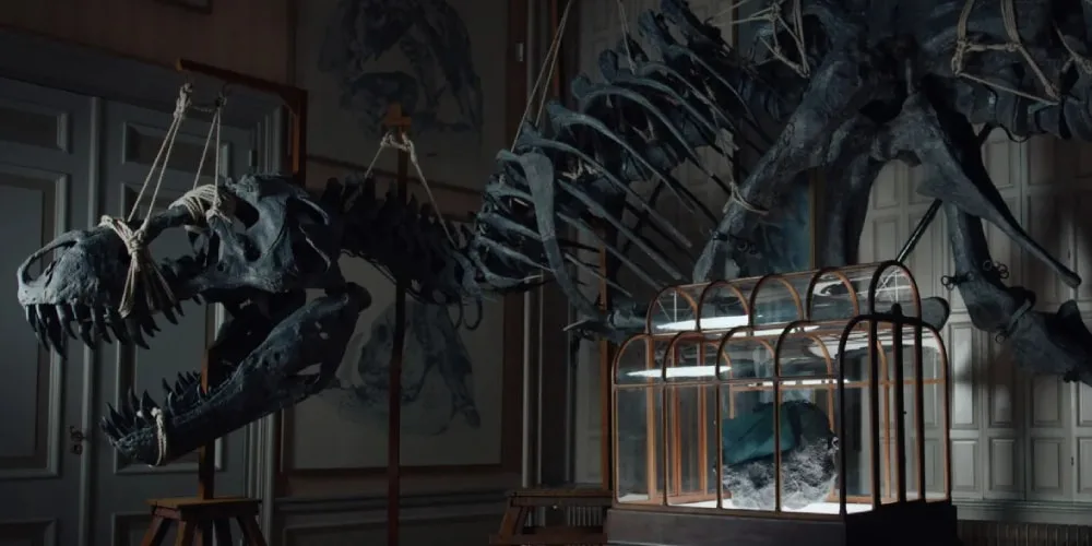 Squelette de dinosaure et météorite dans une salle d'exposition