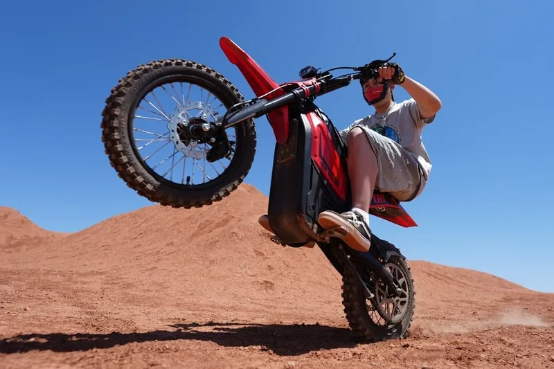 engwe-eagle-le-dirt-bike-qui-redefinit-le-style/carousel-3.jpg